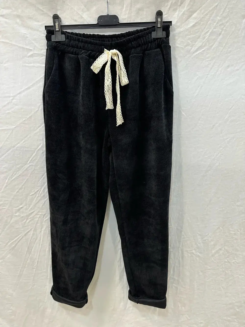 Mimi & Gogo – wholesale Mjukis- och joggingbyxor – Dam – Velour joggingbyxor med spets och resår i midjan, två fickor, one size för storlek 36–429