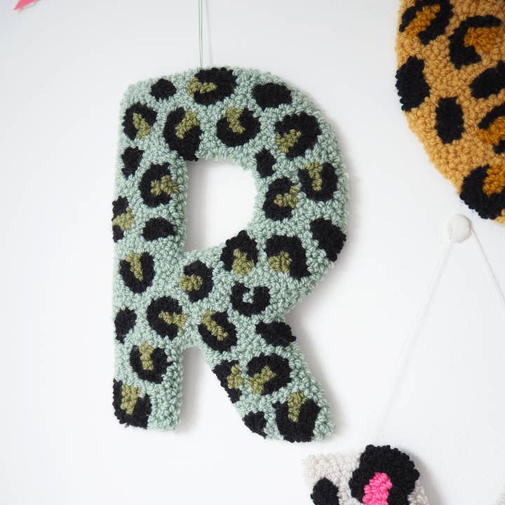 Colgante de Pared con Letras de Estampado de Leopardo Verde para venta al por mayor de Brown Betty Blue