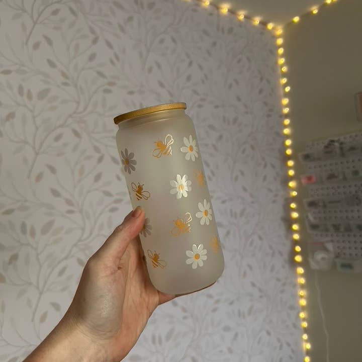 SKS Design Studio - Wholesale Drinking Glass/Cup - Honey Bee & Daisy | 20 oz Glass Tumbler with Lid & Straw