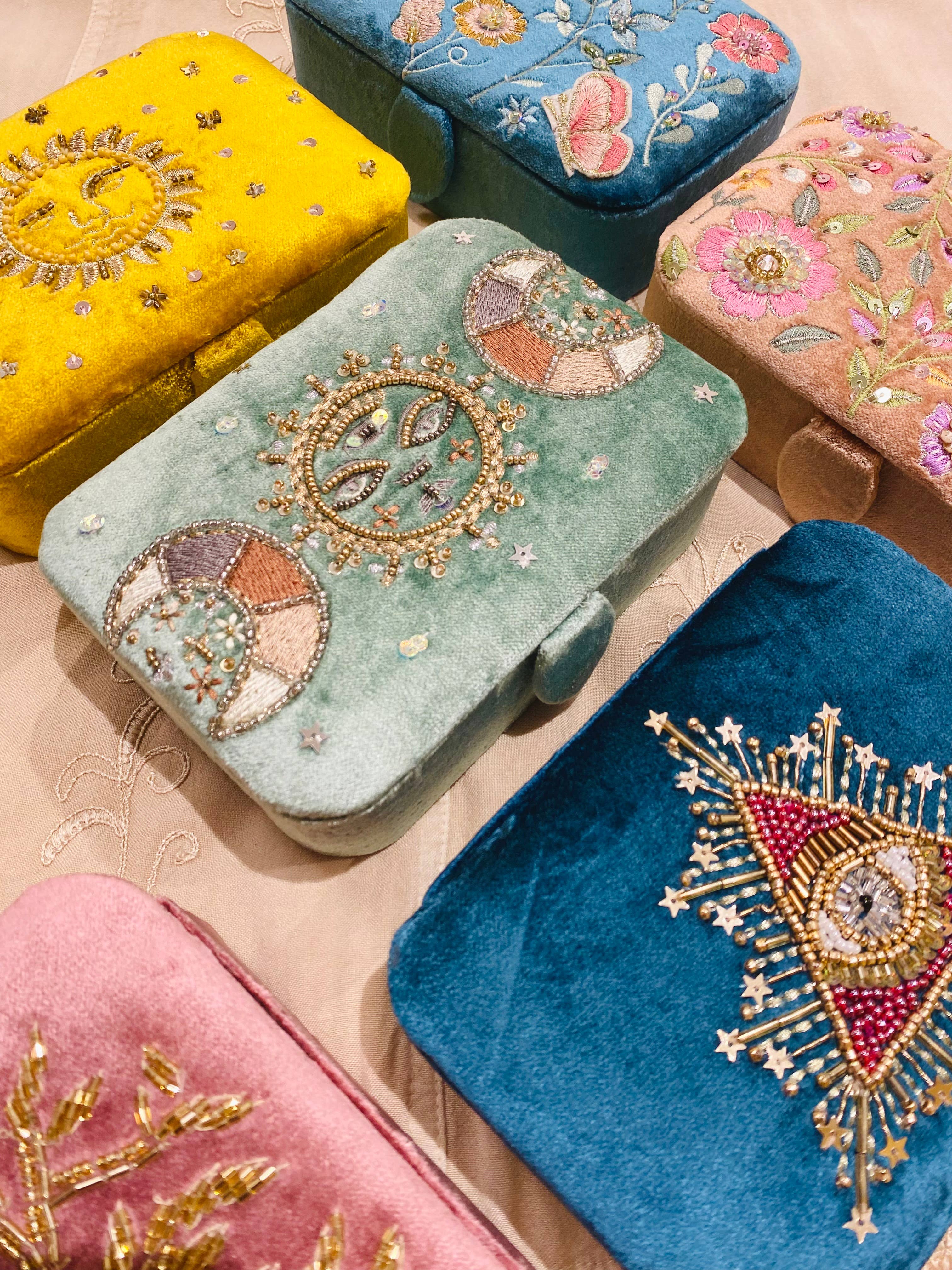 Temple of Treasure – wholesale Smyckeskrin och organisatörer – Sol Måne Ljusblå Sammet smyckeskrin6