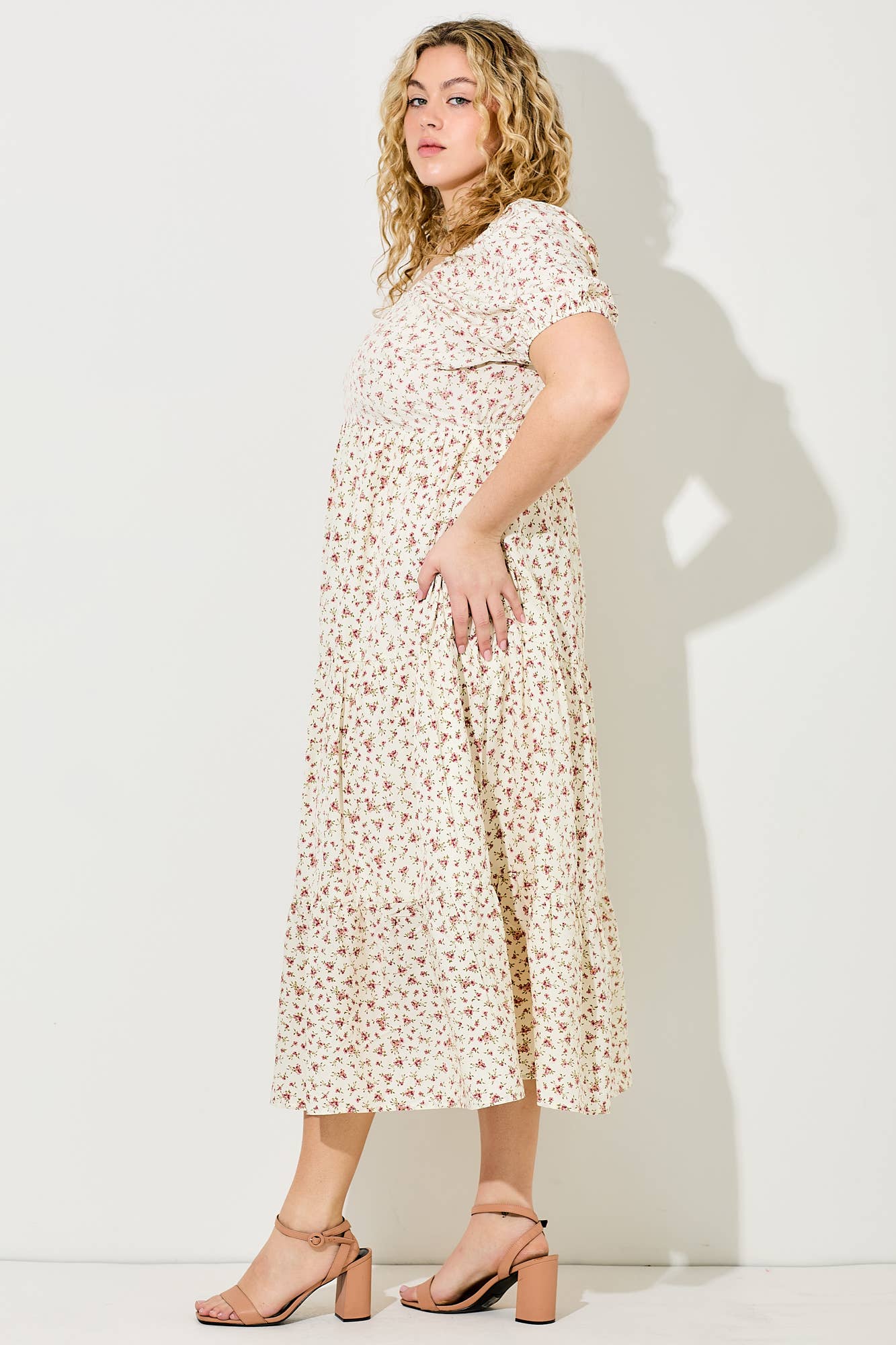 RODNA MULTI (PLUS SIZE) V-RINGAD BLÅMÖNSTRAD MAXIKLÄNNING för wholesale på Faire1