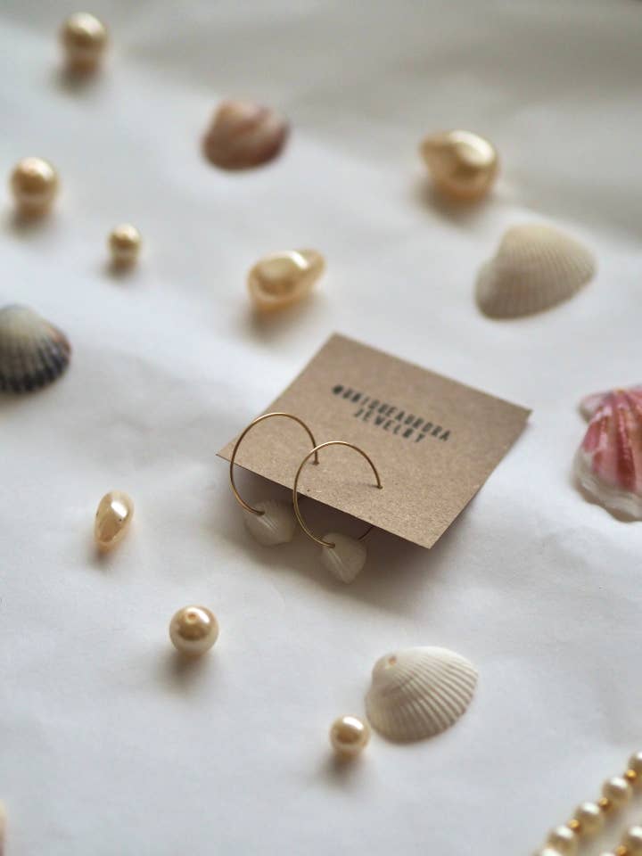 Orecchini a Cerchio Seashell | Gioielli sostenibili per la vendita all'ingrosso da parte di UniqueAuroraJewelry