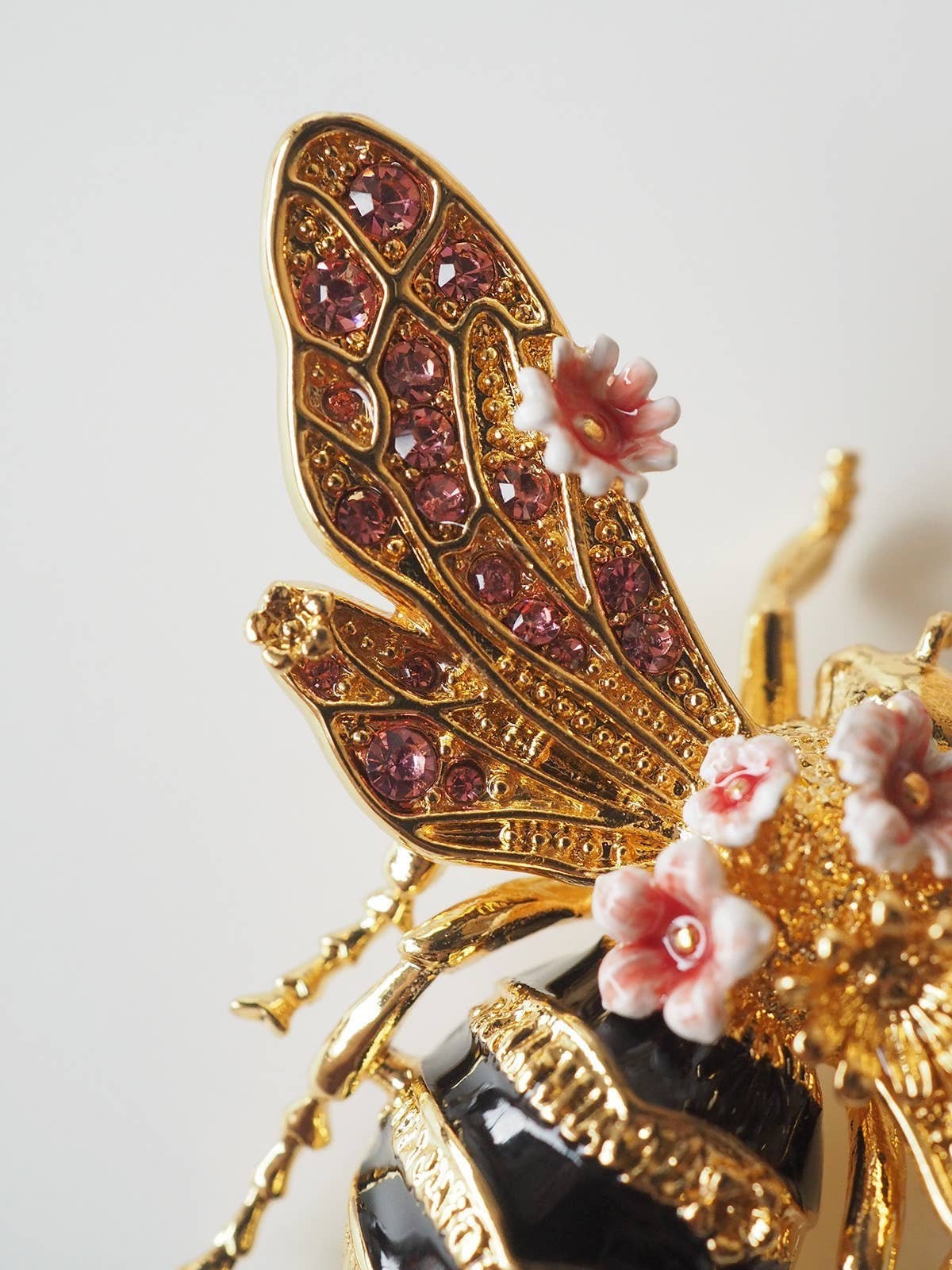 Exsito – alfinete de lapela por atacado – Espalhe o macaco com a mão2