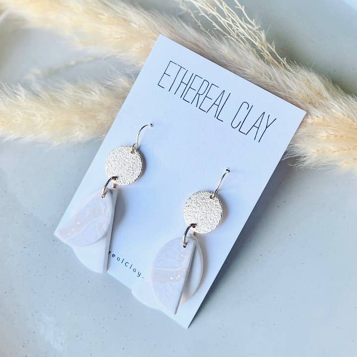 Bleg neutrale ler øreringe, Boho stil for engroshandel hos Ethereal Clay