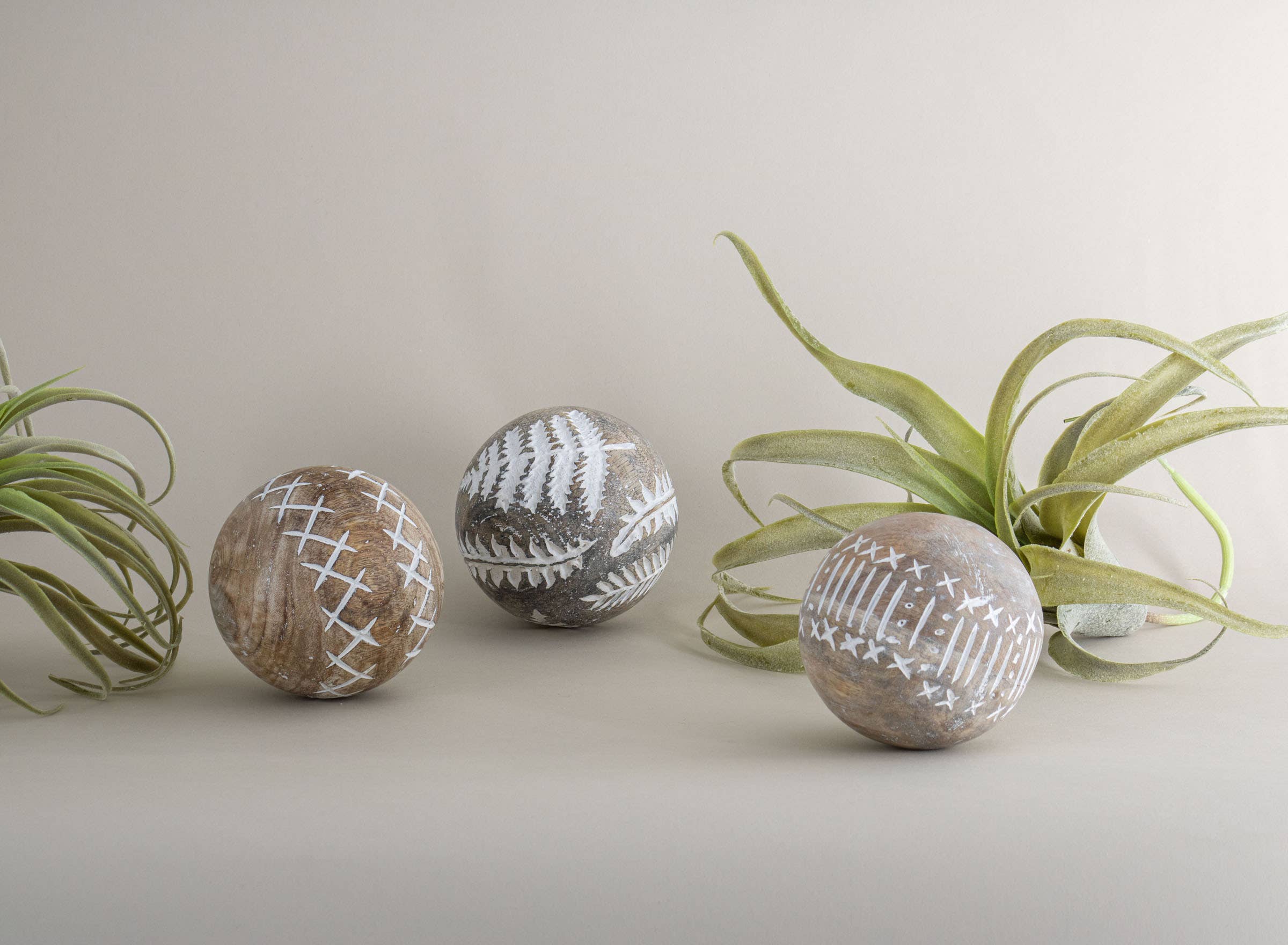 Foreside Home & Garden - Wholesale Decorative Tabletop Object - Wilder White Fern Carved Wood Deco Ball1