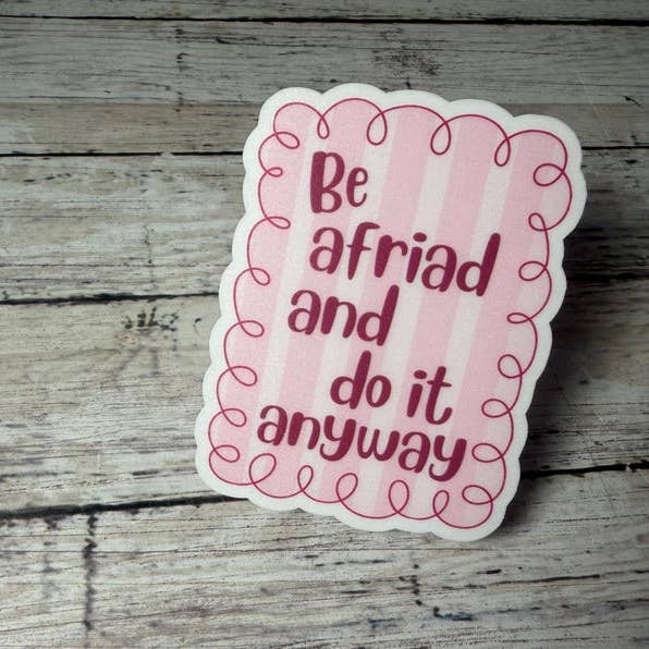Ayez peur et faites-le quand même, autocollant à la mode et encourageant. pour la vente par The Teaching Duo