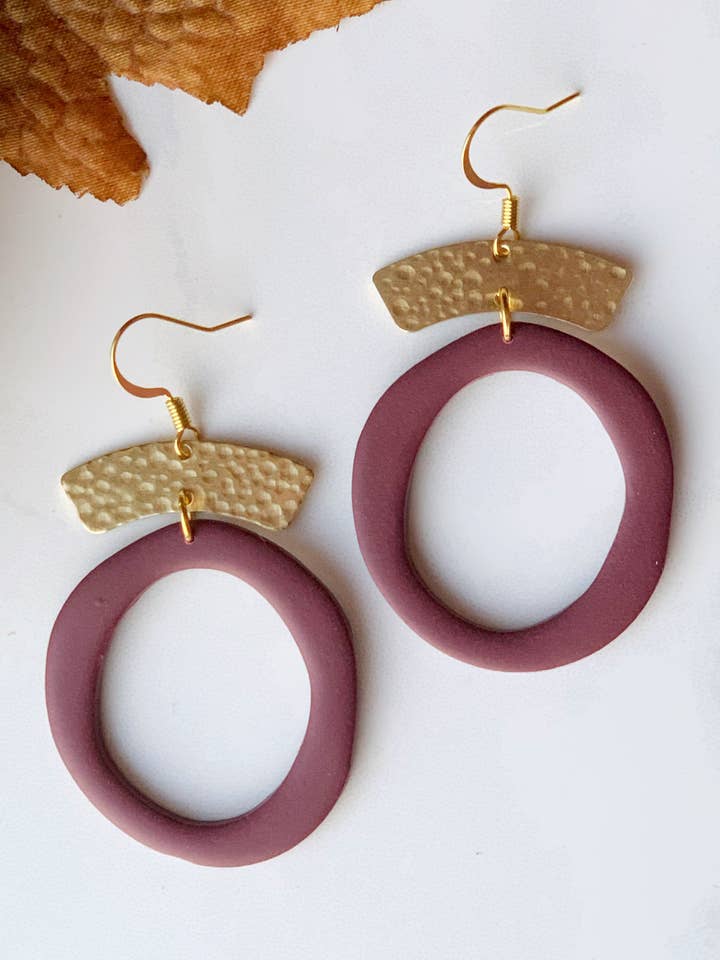 Boucle d'oreille crochet Golden Eden en bordeaux pour la vente par Clay By Denae