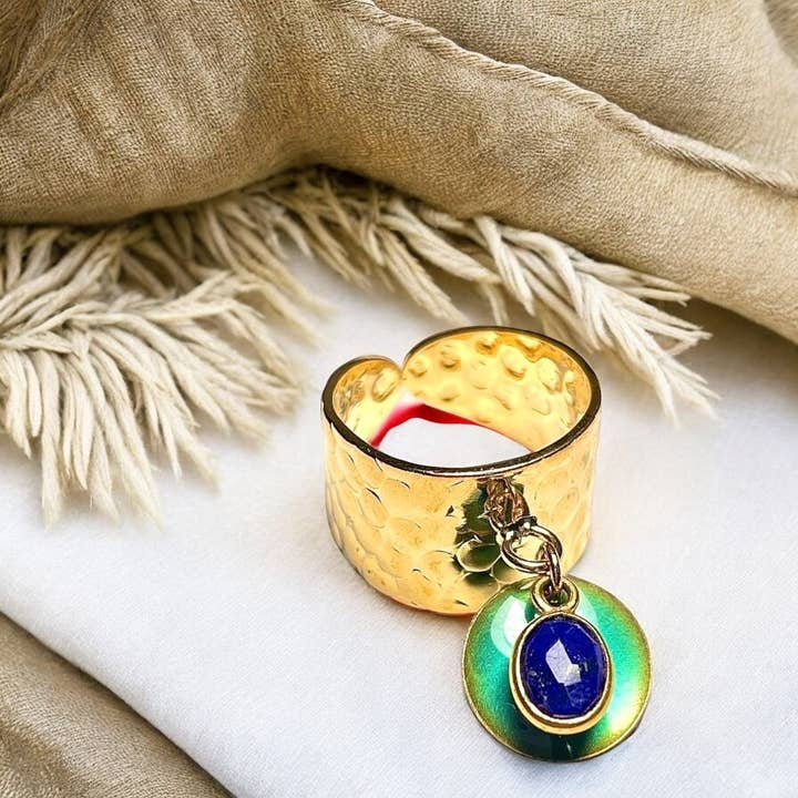 Anello dorato in oro con lapislazzuli e paillettes per la vendita all'ingrosso da parte di TOURMALYN