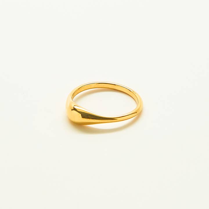 Bague mini-chevalière en forme de dôme - Bijoux résistants au ternissement et à l'eau pour la vente par Admiral Row Jewelry
