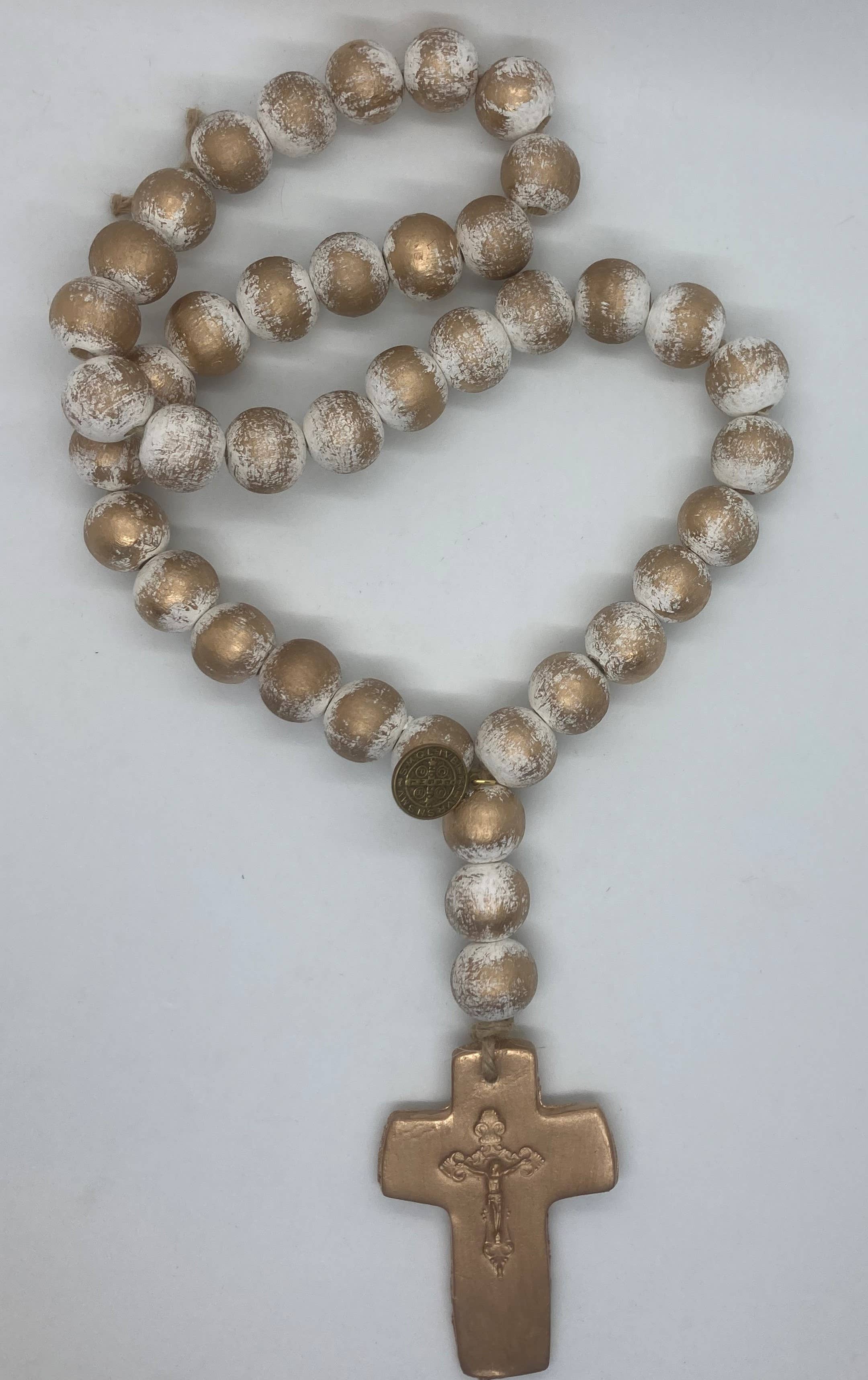 Kleuren op maat Natalie wit houten kralenketting met middelgrote gouden klei kruis voor groothandel op Faire1