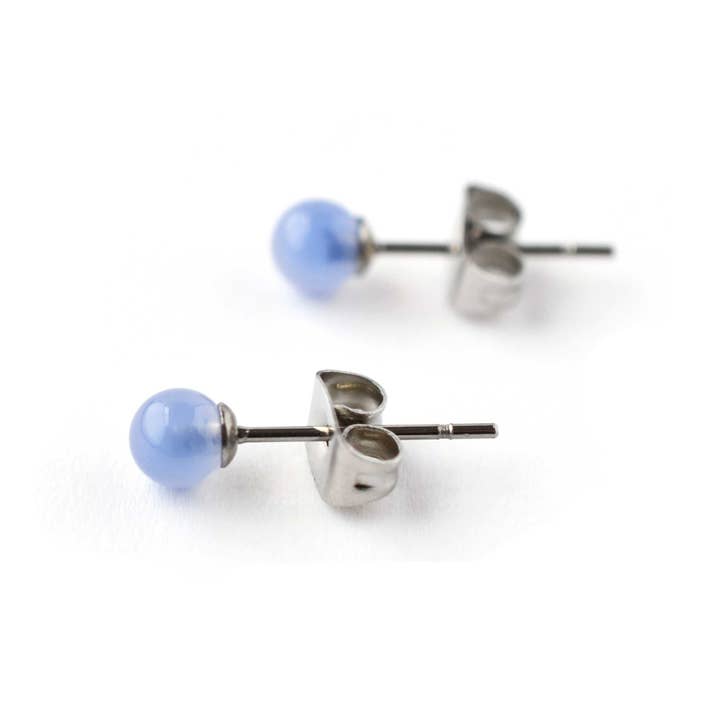 Boucles d'oreilles clous en pierre précieuse Onyx bleu 4mm, clous en acier chirurgical hypoallergénique pour oreilles sensibles pour la vente par Little Gems Jewels