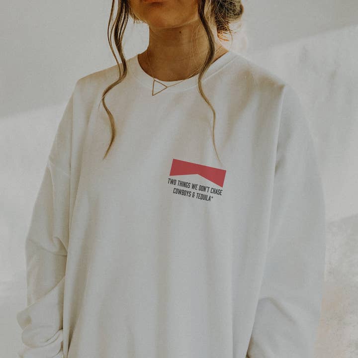 Sweat-shirt unisexe Two Things We Don't Chase Cowboys & Tequila pour la vente par Dixie Mae Clothing Co.