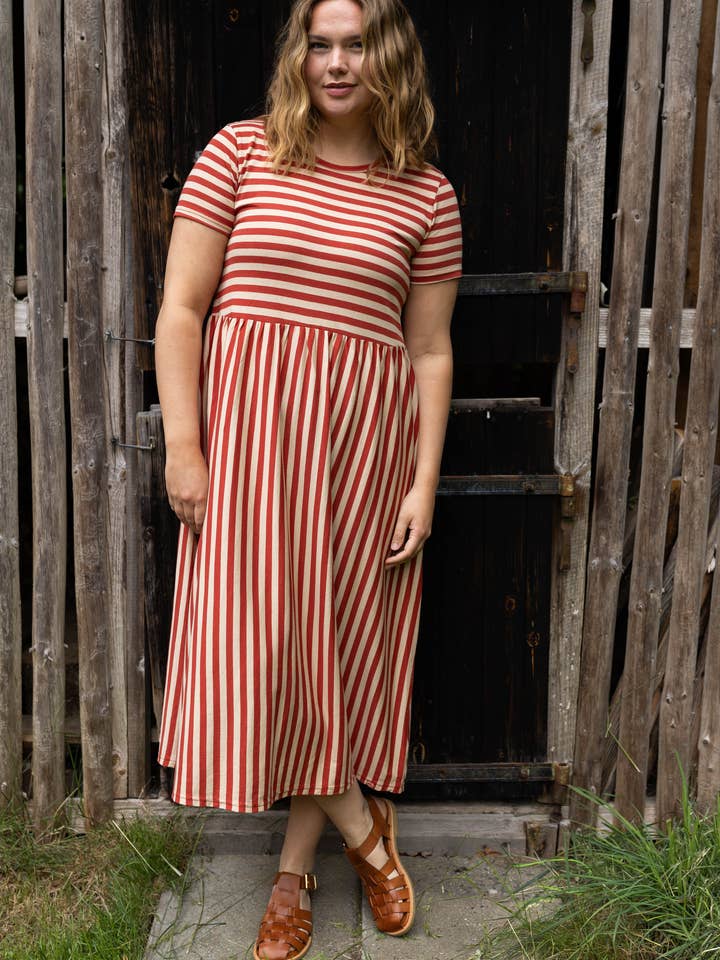 Robe Modale Danekroeyer SS Nougat/Chili pour la vente par Danefae København