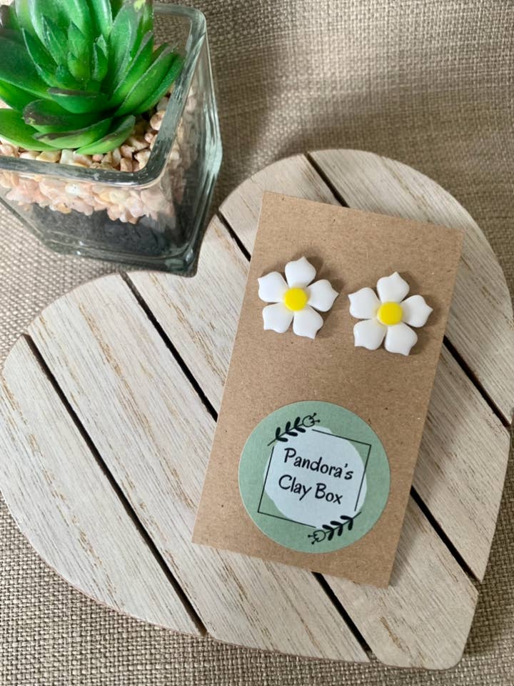 Daisy studs, håndlavet af polymer ler for engroshandel hos Pandora’s Clay Box