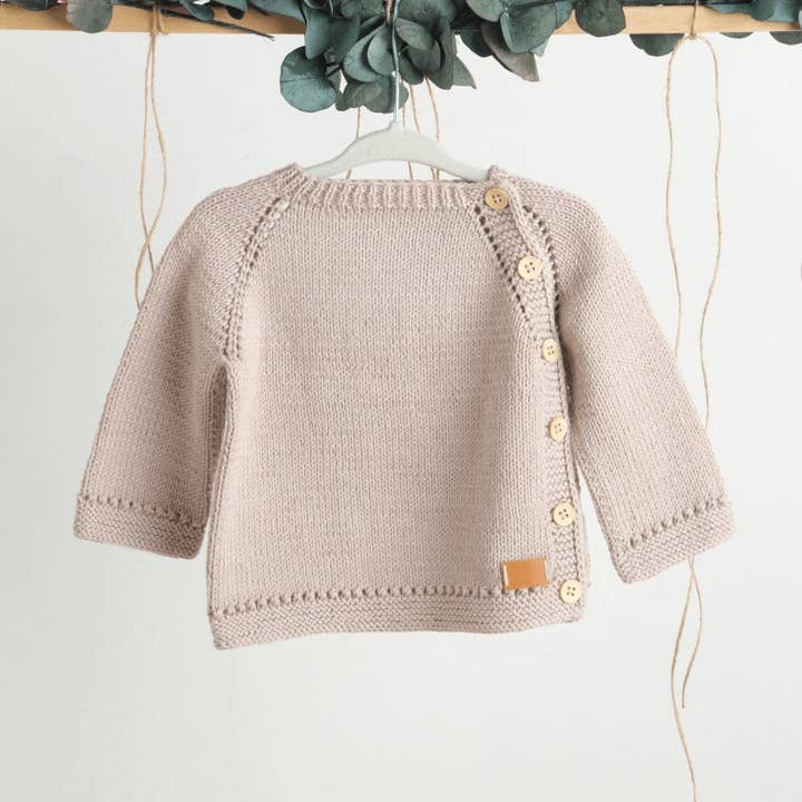 Elegante cárdigan de punto con botones laterales de color beige arena para bebé para venta al por mayor de Tilian Kids