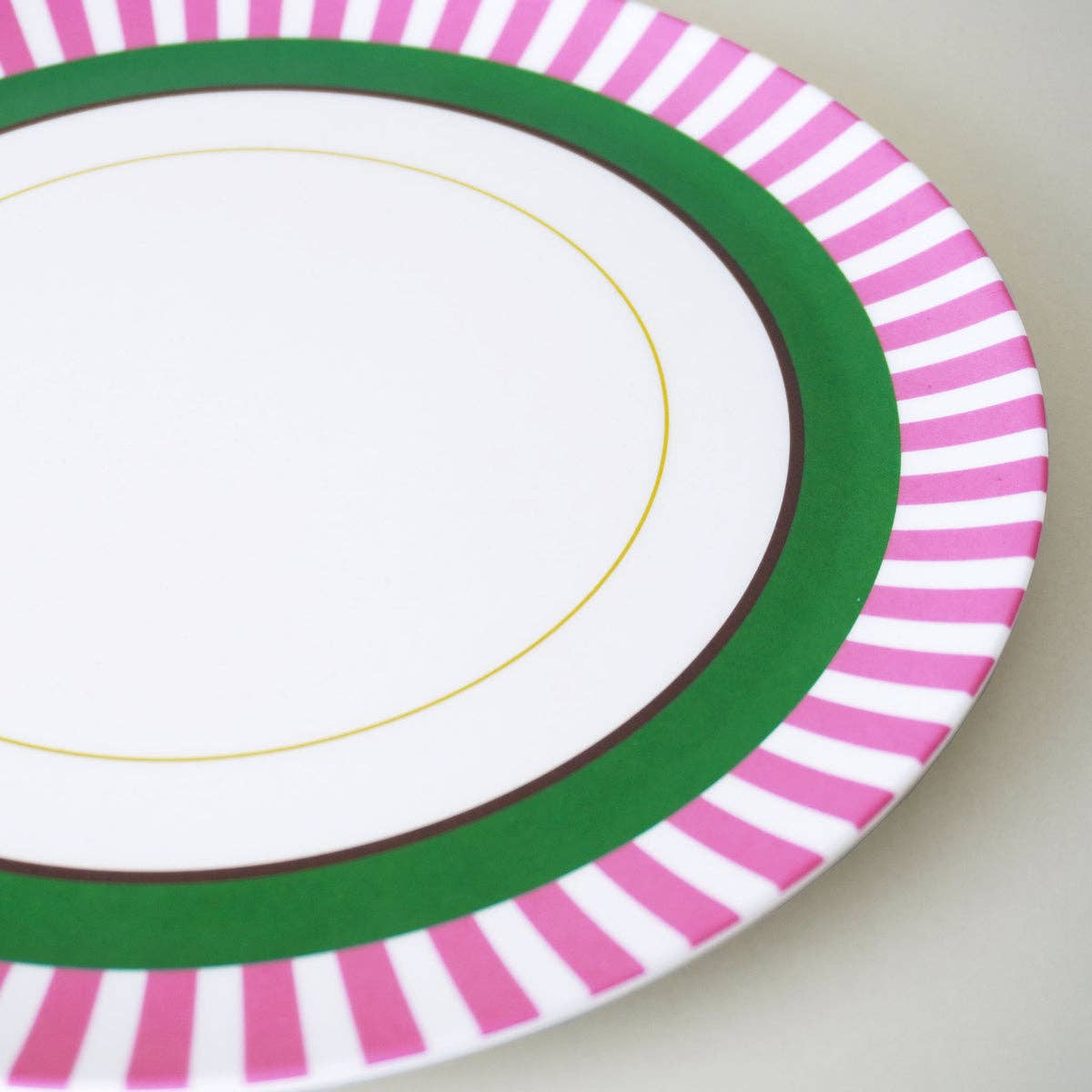 MARINA & MITSUKO - Wholesale Borden - Mitsuko: Dinerbord / Roze Gestreepte Rand2