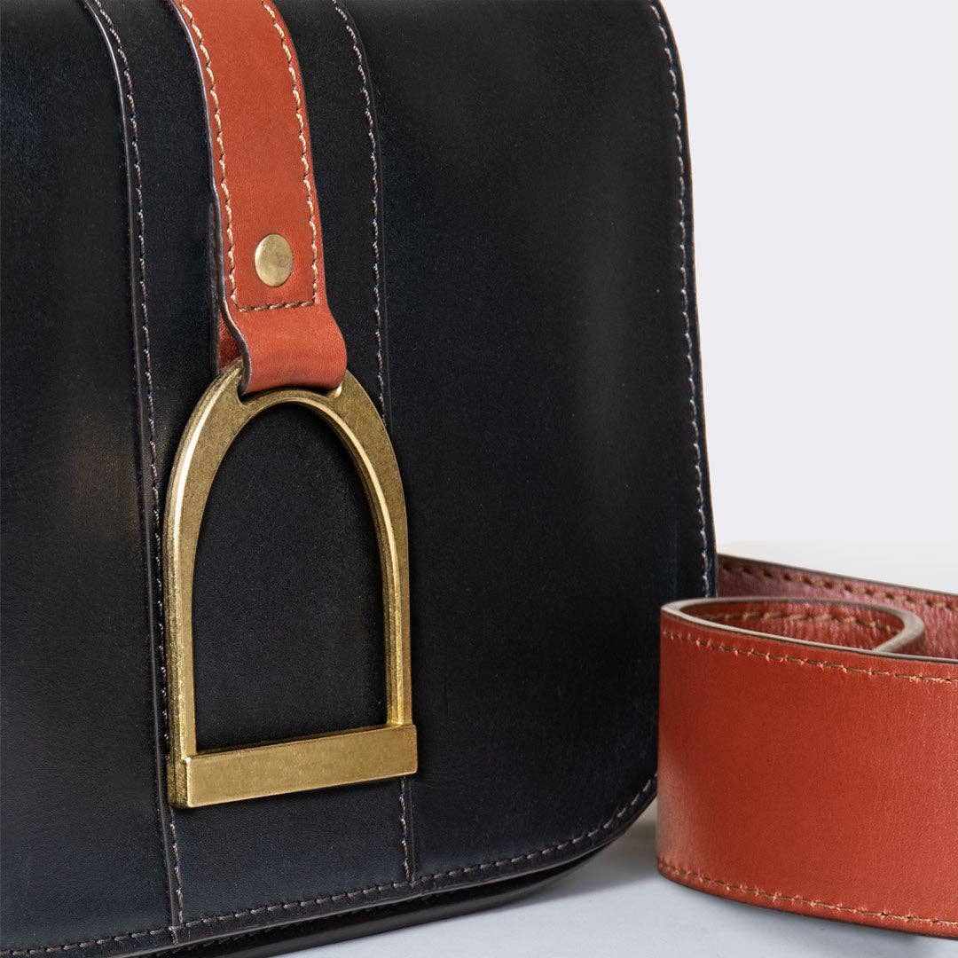URBAN-EQUESTRIAN – Großhandel Umhängetasche - Damen – Signature Steigbügel - Reitsteigbügel Crossbody Luxuslederhandtasche in Cognac auf Schwarz1
