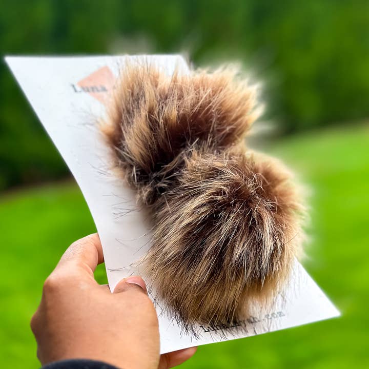 Pigtails - Diepbruine pompon van imitatiebont voor wholesale door Luna + Liyah