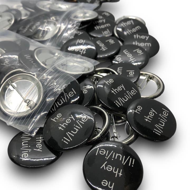 Franska/engelska pronomenknappar (1 ”- 1,5 ”diameter) för wholesale av The QUILTBAG