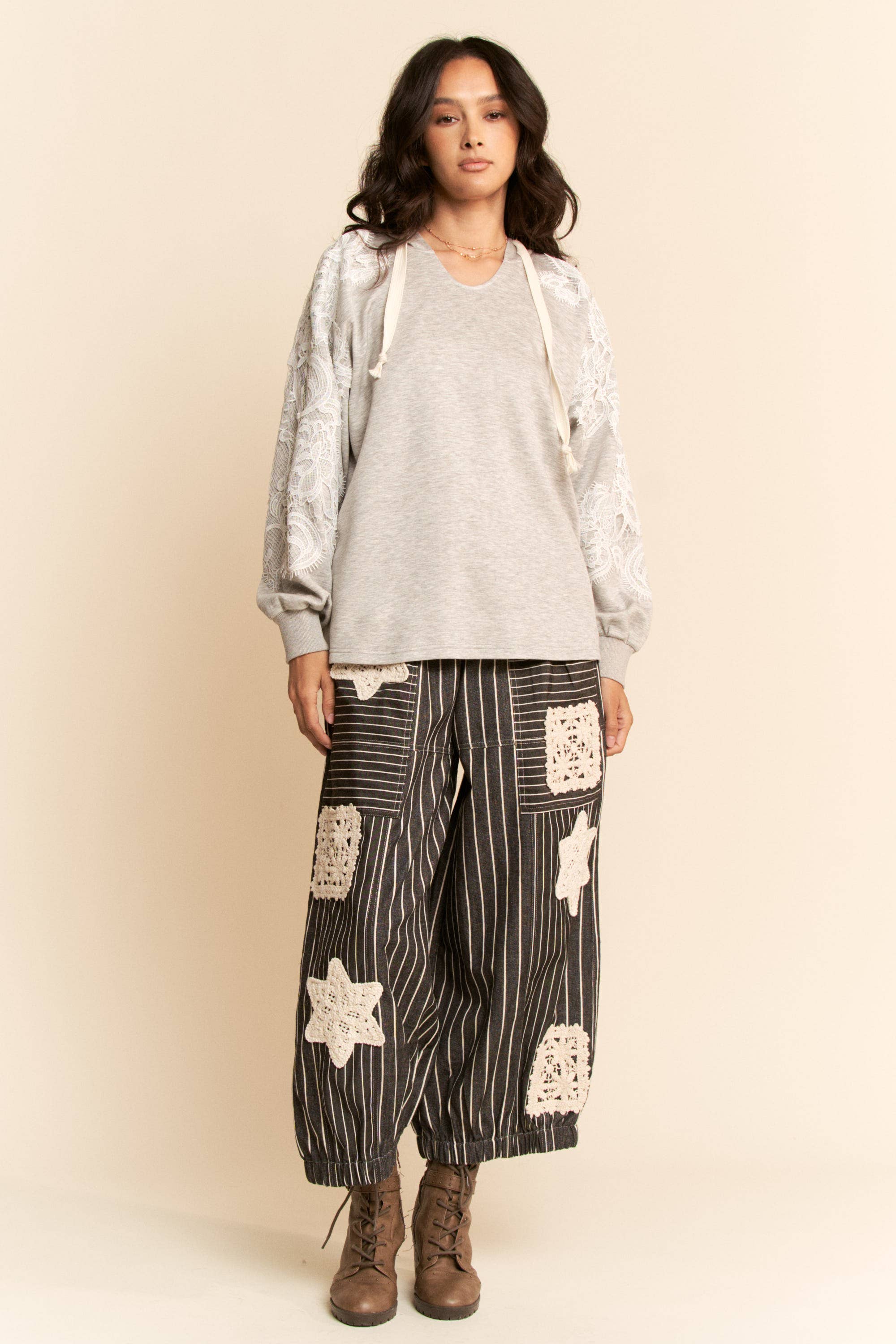 Davi & Dani – Großhandel Hoodie – Damen – HOODIE MIT SPITZENDETAIL UND LOCKERER PASSFORM UND LANGEN ÄRMELN7