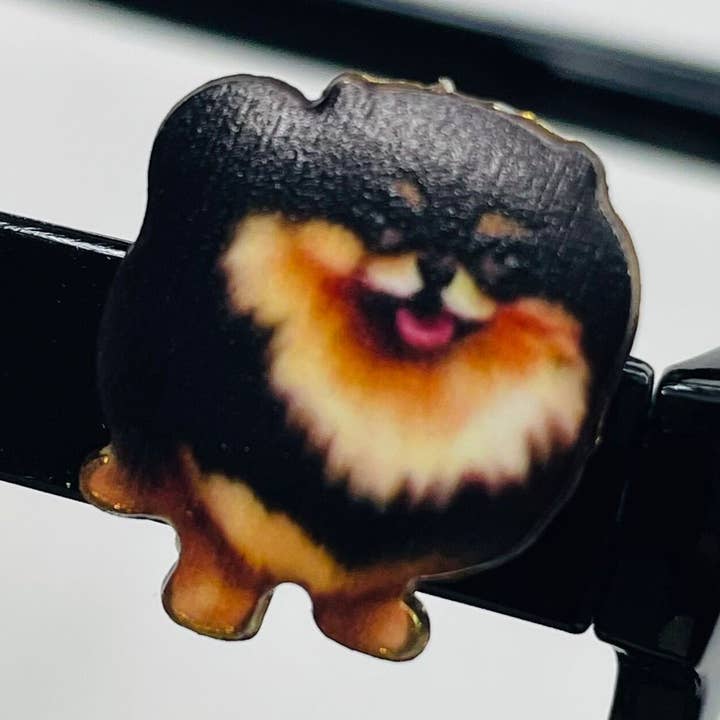 Cão Pomeranian Preto e Laranja com Olhos de Esmalte Dourado Placado por atacado de Cork and Charm