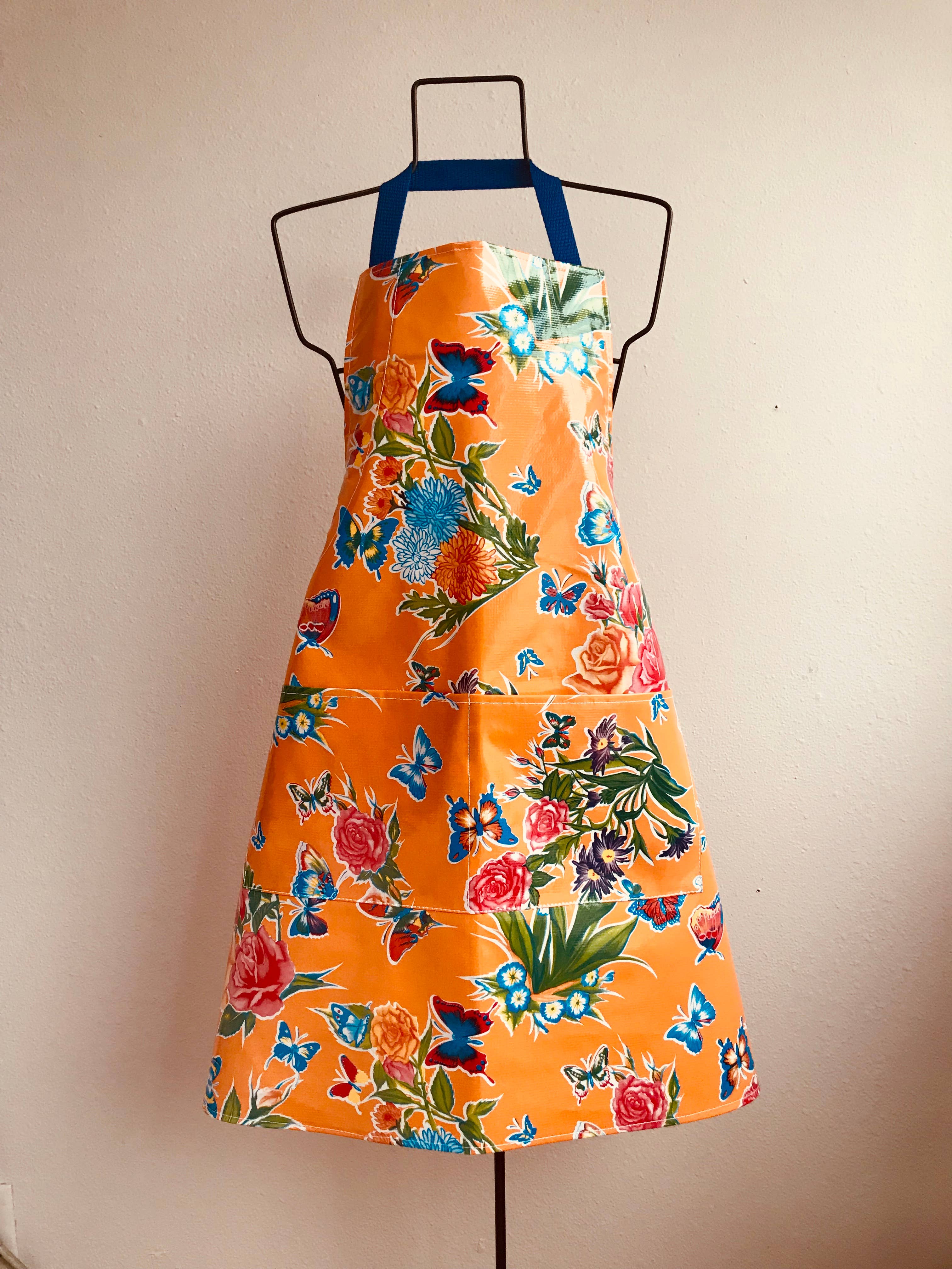 Oilcloth International – Großhandel Schürzen – Mariposa Schmetterling Orange Schürze1