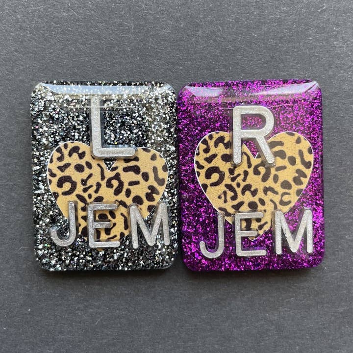 Alisha Goes Crafty - Venta al por mayor Botón/prendedor - Marcadores de rayos X de corazón con estampado animal, con 2 o 3 iniciales2