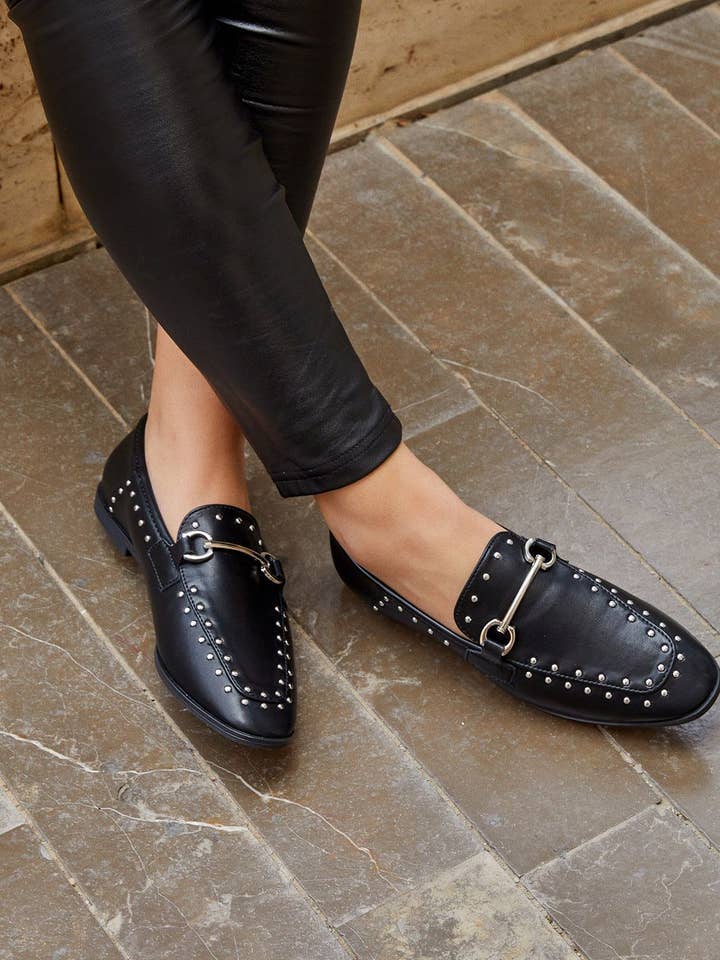 SCARPA BASSA IN SIMILPELLE CON BORCHIE all'ingrosso per il tuo