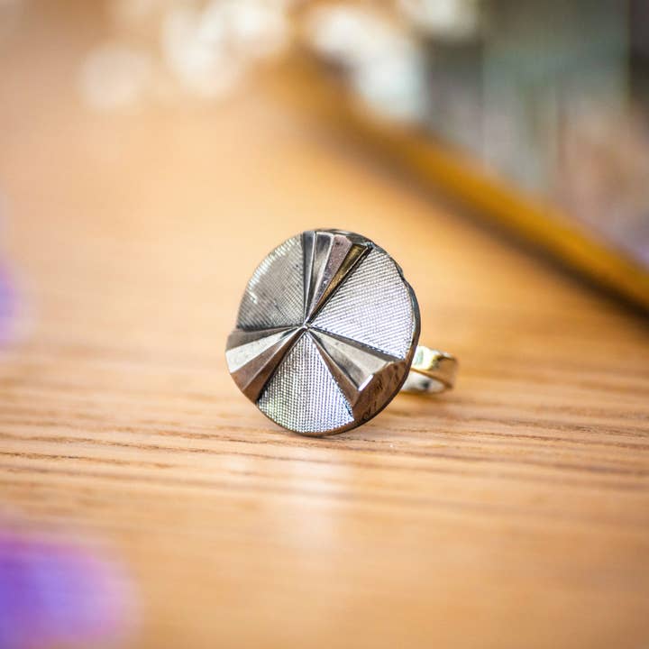 Bague bouton Angèle argenté pour la vente par Assuna