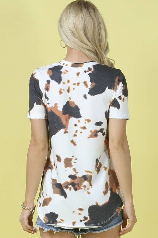 KOE - PRINT AV407-SHANIA TOP MET V-HALS EN KOEIENPRINT voor groothandel op Faire11