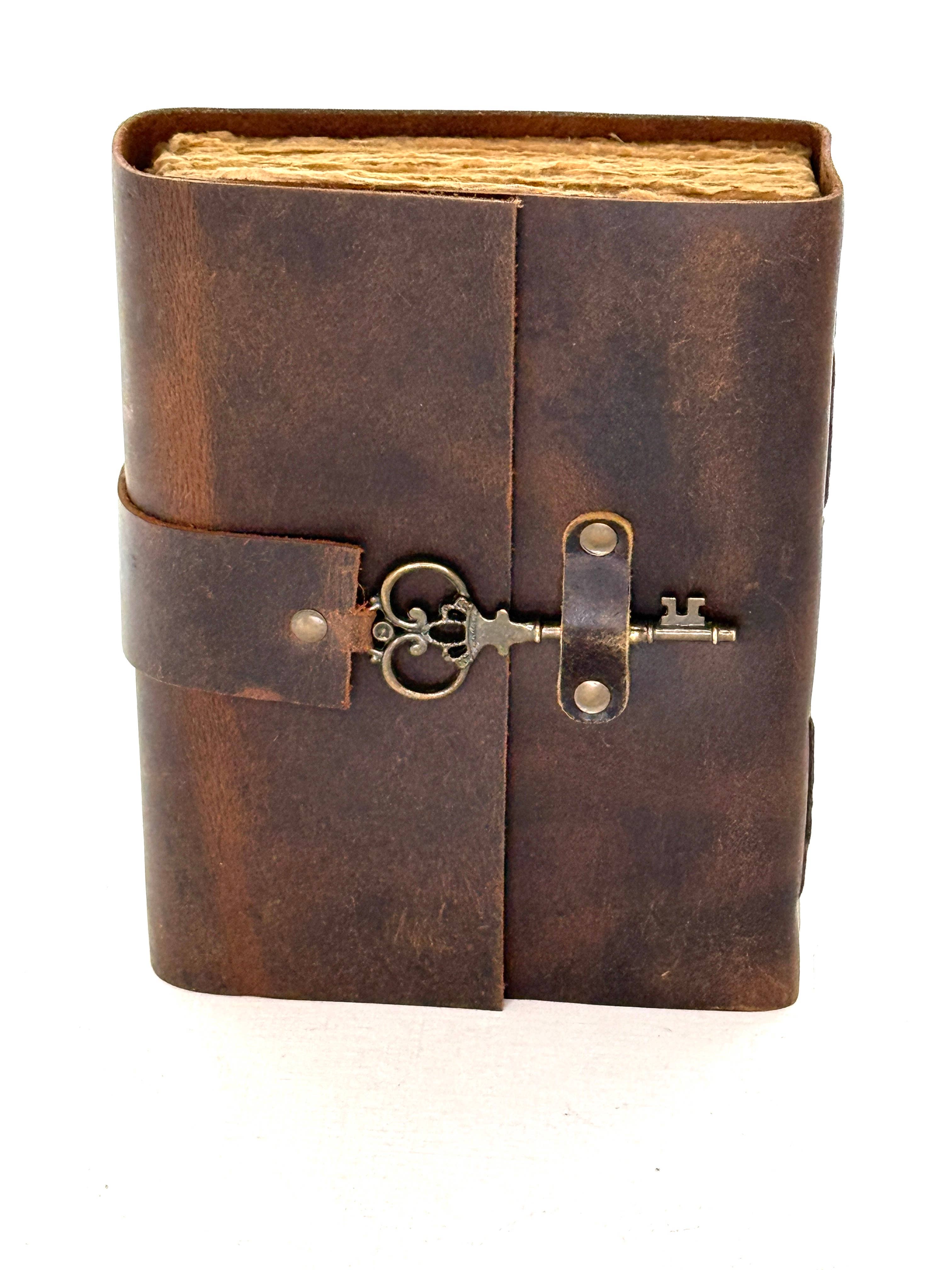 HHH Designs – wholesale Journal och dagbok – Präglad läderdagbok med nyckellås1