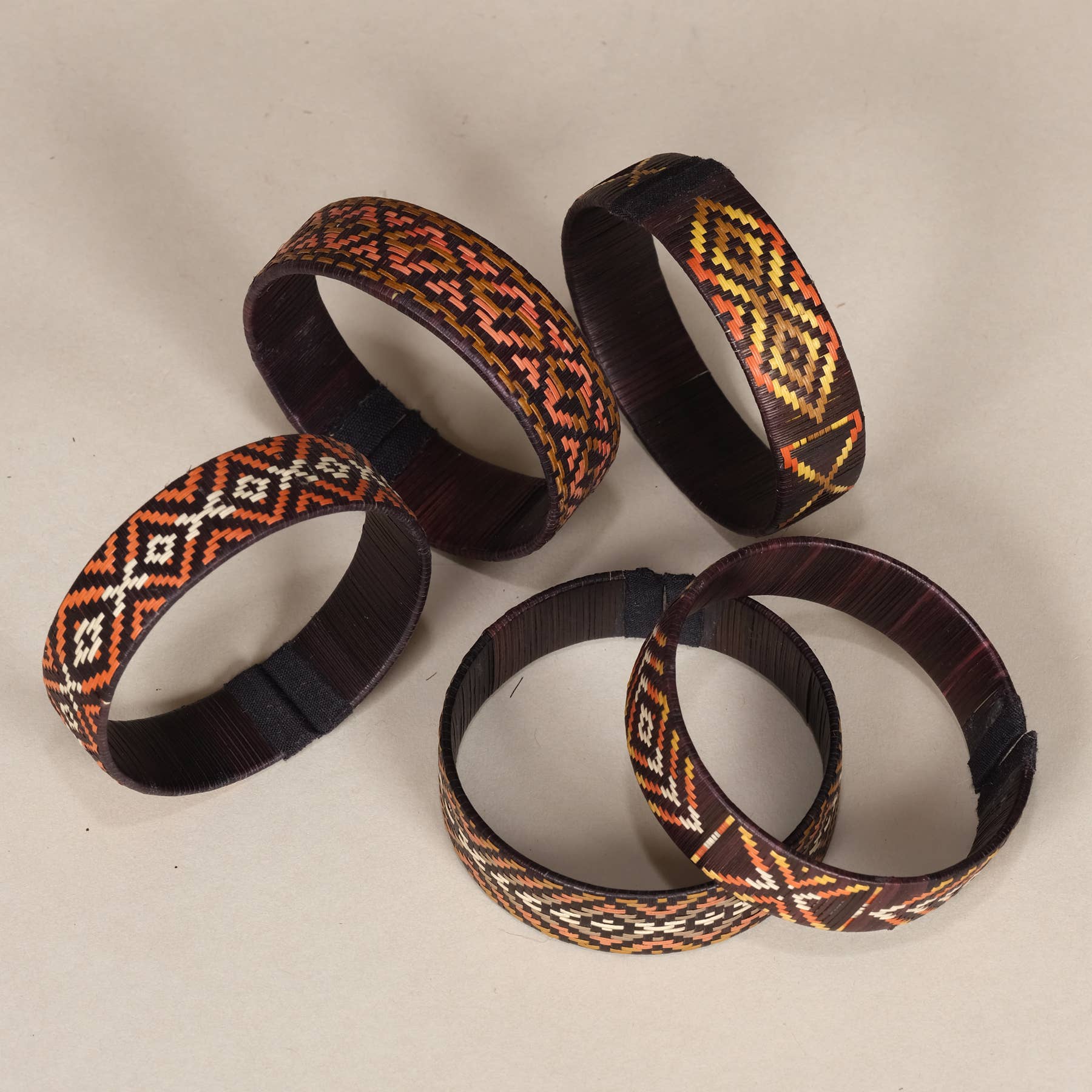 AS'ART a sense of crafts – wholesale Vävt/flätat armband – Armband i Caña Flecha, höstfärger, Colombia2