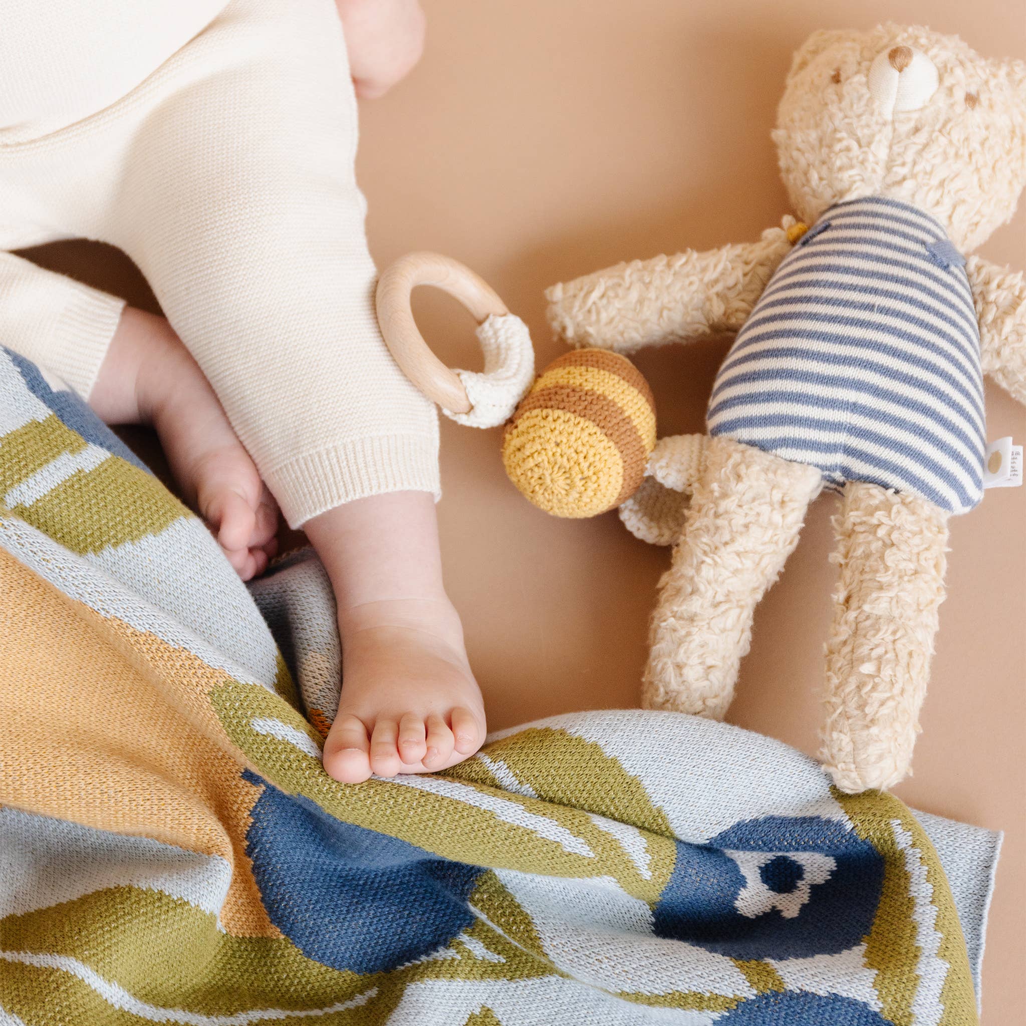 The Blueberry Hill – wholesale Gosefilt - Baby – Set Blåbär Filt Hatt Bitleksak Baby Nyfödd Doppresent3