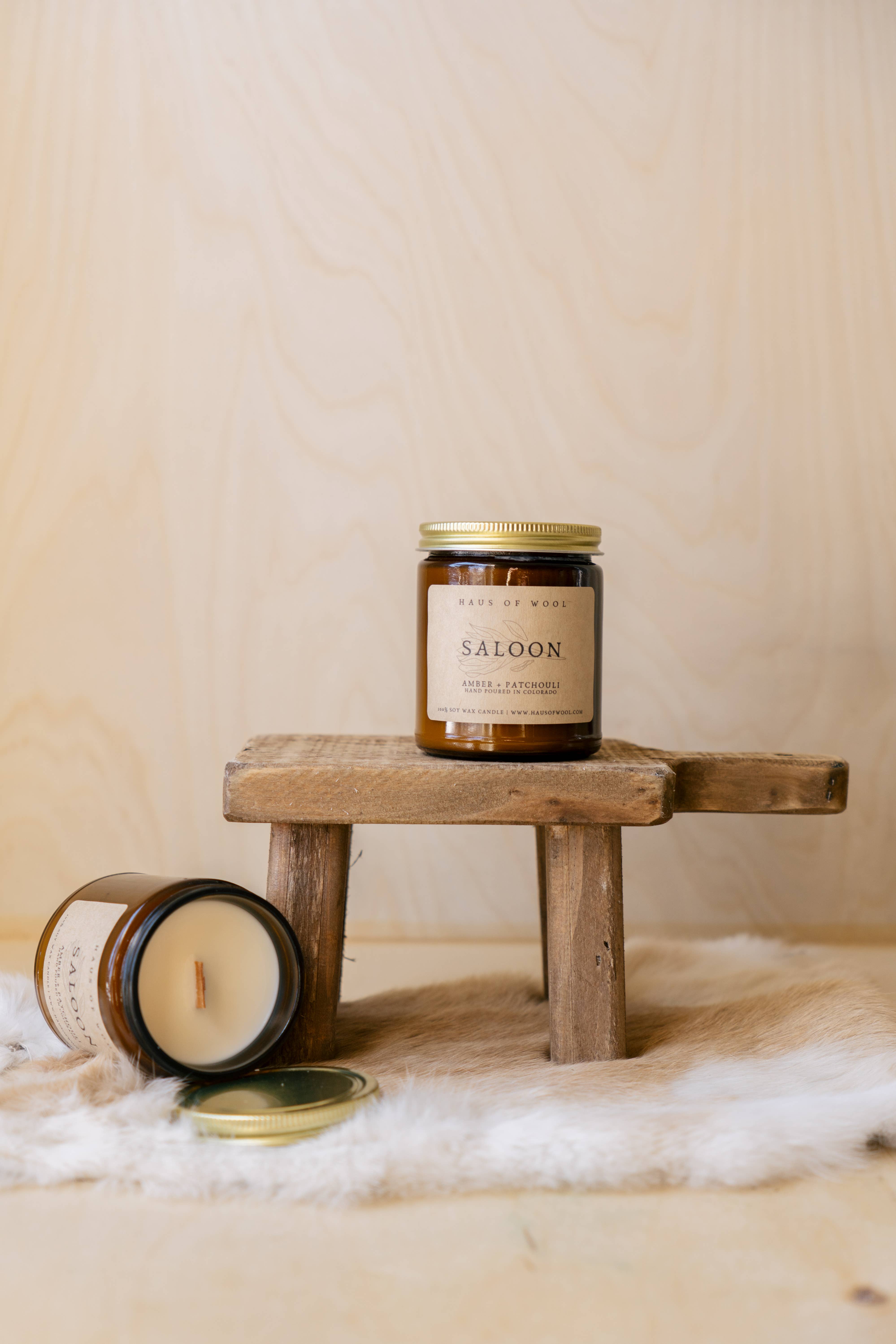 Haus of Wool – Großhandel Kerze im Glas / gefüllte Kerze – Amber + Patchouli Kerze aus Sojawachs aus Holz0