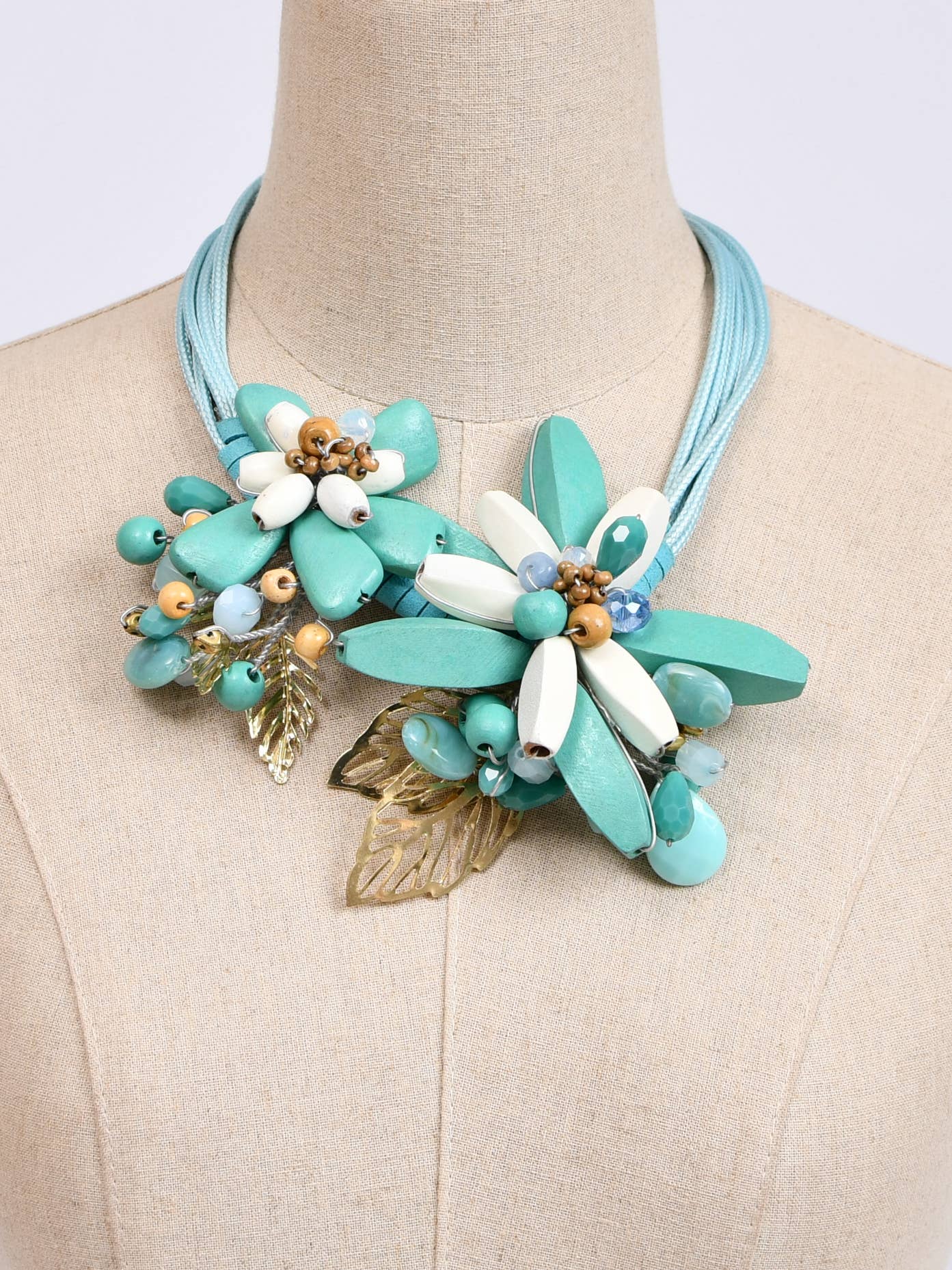 Victoria Moda - Wholesale Pendant/Charm Necklace - Short wooden flower necklace