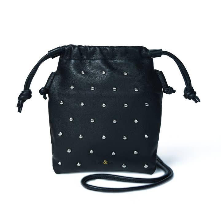 WILLOW STUD Umhängetasche mit Kordelzug aus schwarzem Leder mit silbernen Nieten für den Großhandel von bell&fox