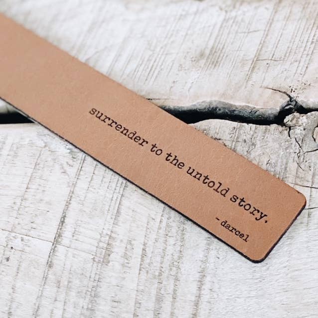 Marque-pages en cuir et en bois récupérés/Gravés au laser/Personnalisés pour la vente par Spiritual Whiskey