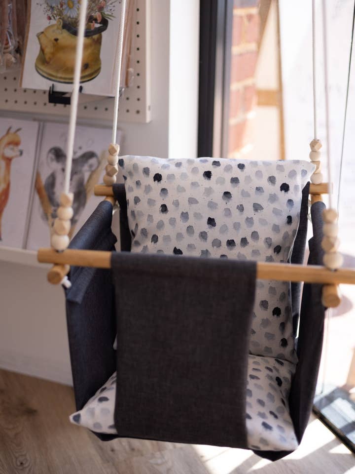 BABY SWING | MØRK | BLÅ PRIKKER for engroshandel hos JAR OF WILD MOMENTS