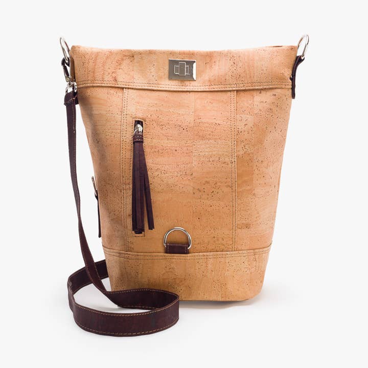 Multifunktionale Tasche und Rucksack aus Naturkork mit abnehmbarem schokoladenbraunem Tragegriff für den Großhandel von Artelusa