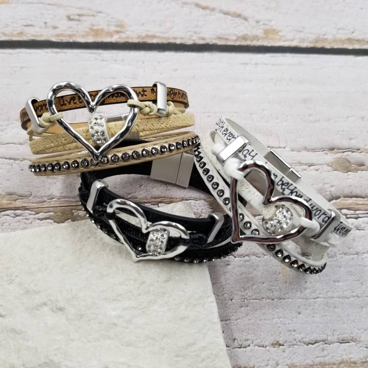 Bracciale con fibbia magnetica a cuore in pelle Confession. per la vendita all'ingrosso da parte di Treasure Wholesale