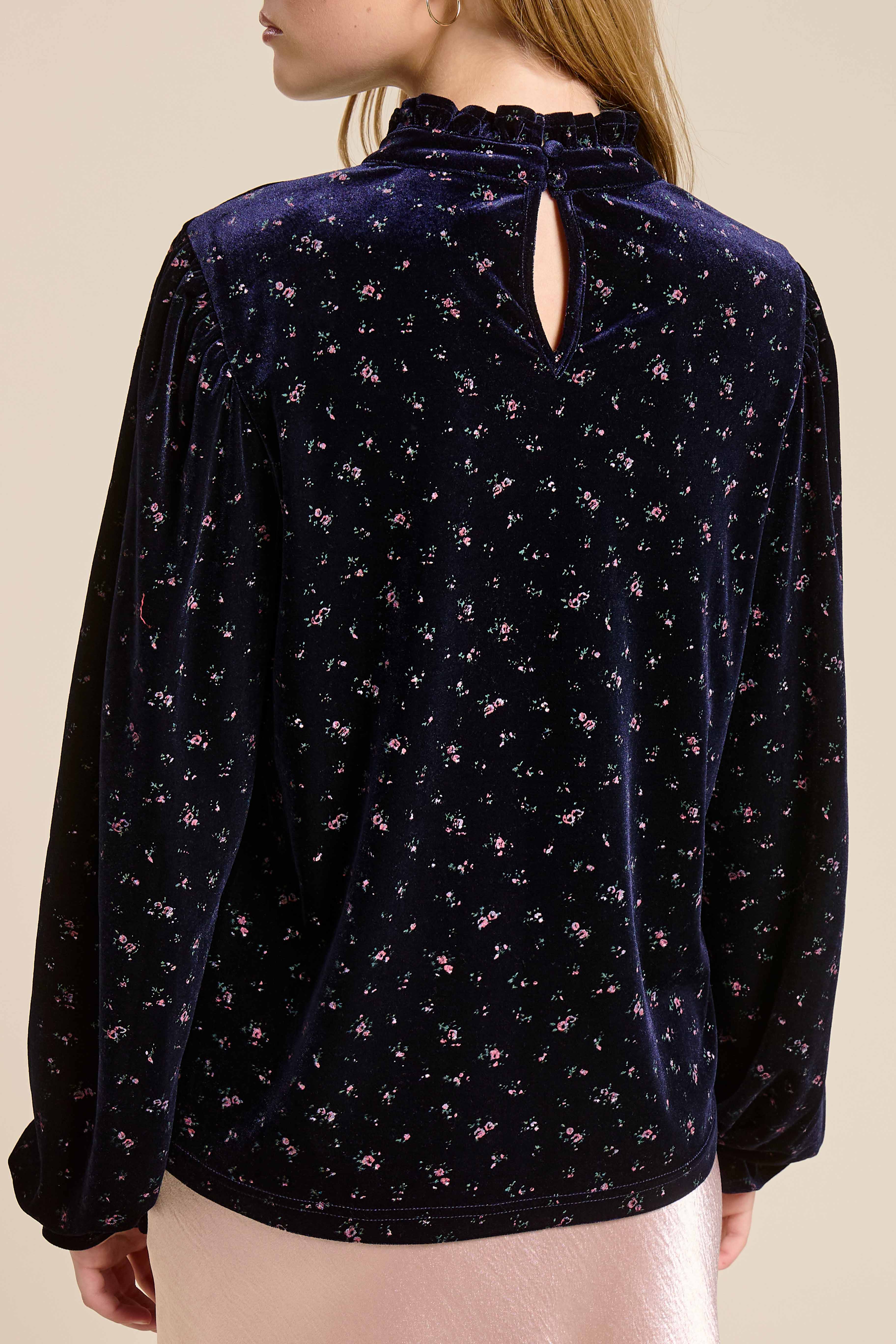 La Miel - Vente Chemisier – femme - HDT7718-Haut à manches longues avec col montant à volants en velours à motif floral18