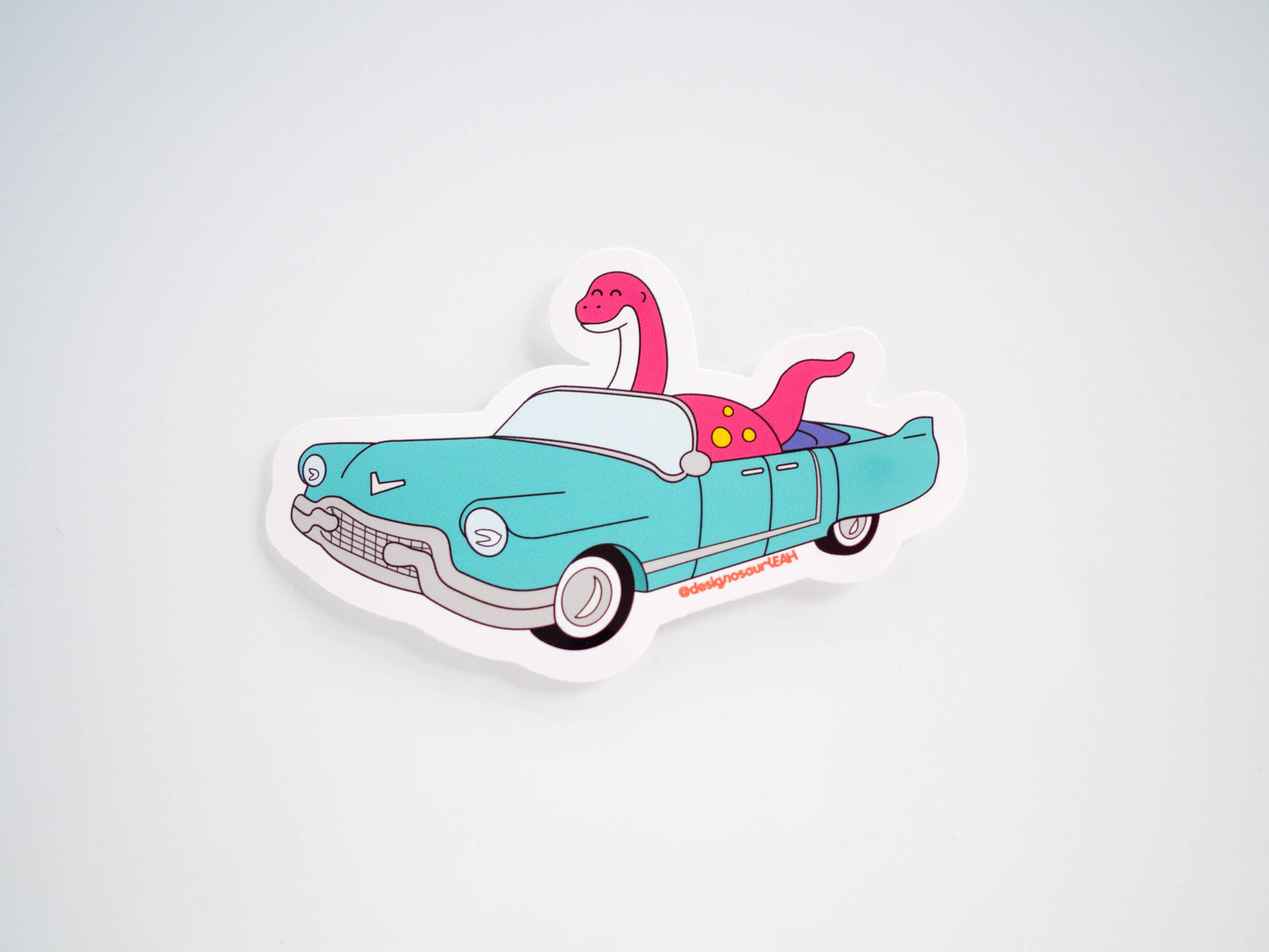designosaur - Vente Autocollant - Autocollant en vinyle Diplodocus driving a Cadillac (4 pouces)0