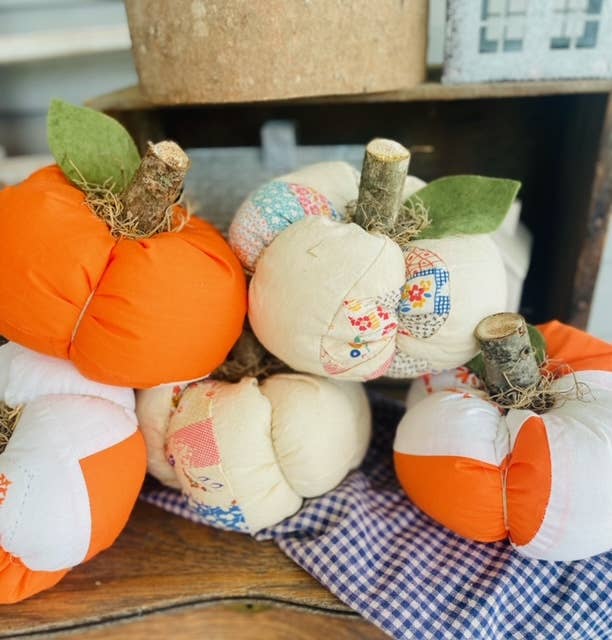 A Gnome on the Roam - Vente Décorations de table - Citrouilles en tissu faites à la main dessus de courtepointe vintage 7" décoration d'automne7