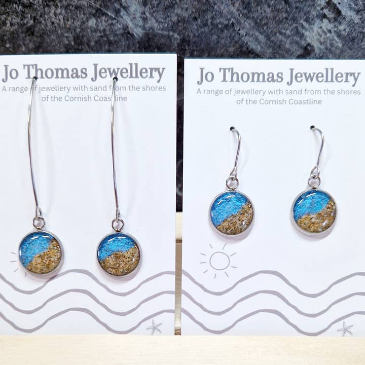Boucles d'oreilles pendantes rondes Shoreline Ocean Blue 8 à 10£ pour la vente par Jo Thomas Jewellery