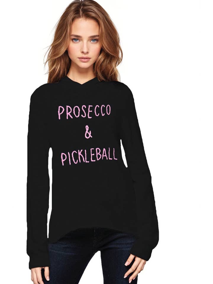 Noir-Rose Sweat à capuche 100 % cachemire en noir avec broderie "Prosecco & Pickleball" en vente sur Faire