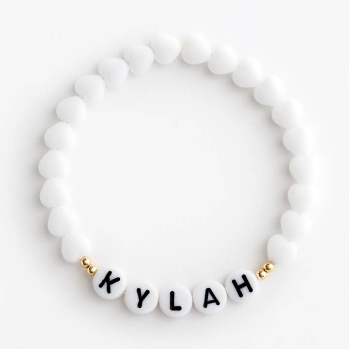 Bracelet extensible en perles de cœurs en verre VDAY pour la vente par Names For Good