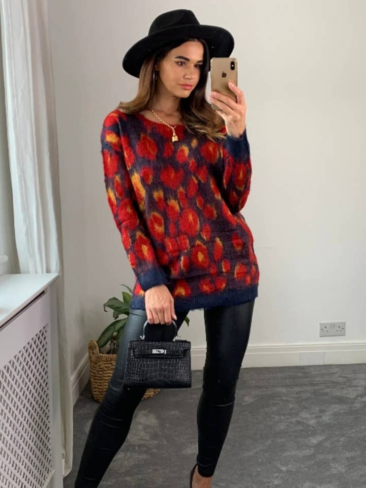 Meerkleurige trui van geborsteld mohair in rood en crème voor wholesale door CY FASHION. LONDON