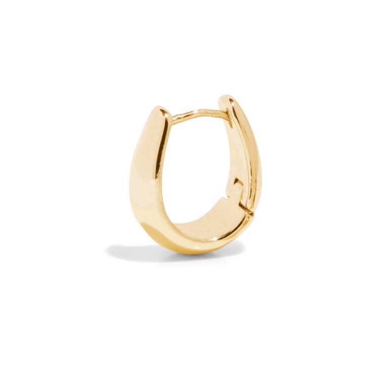 DE SAGE DOME HUGGIE HOOP - 18k verguld zilver voor wholesale door BOUND STUDIOS