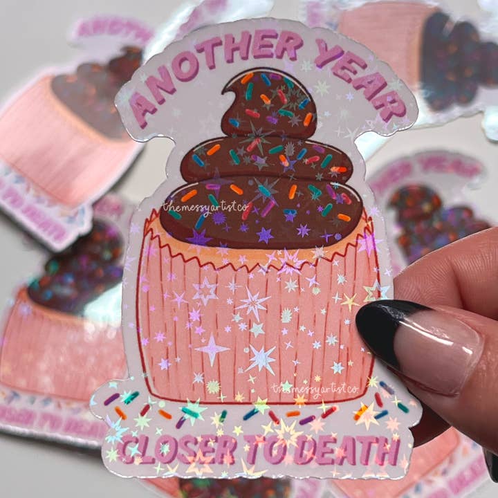 Autocollant d'anniversaire amusant Another Year Closer to Death pour la vente par The Messy Artist Co.