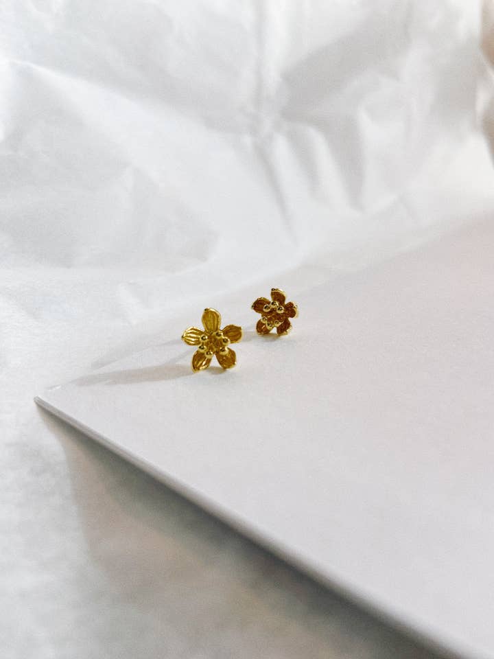 Pendientes Detallados de Flor de Latón, Acero Inoxidable para venta al por mayor de Olive St Jewelry